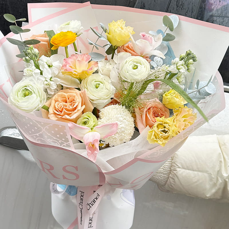 Blomsterindpakningspapir med blød tekstur