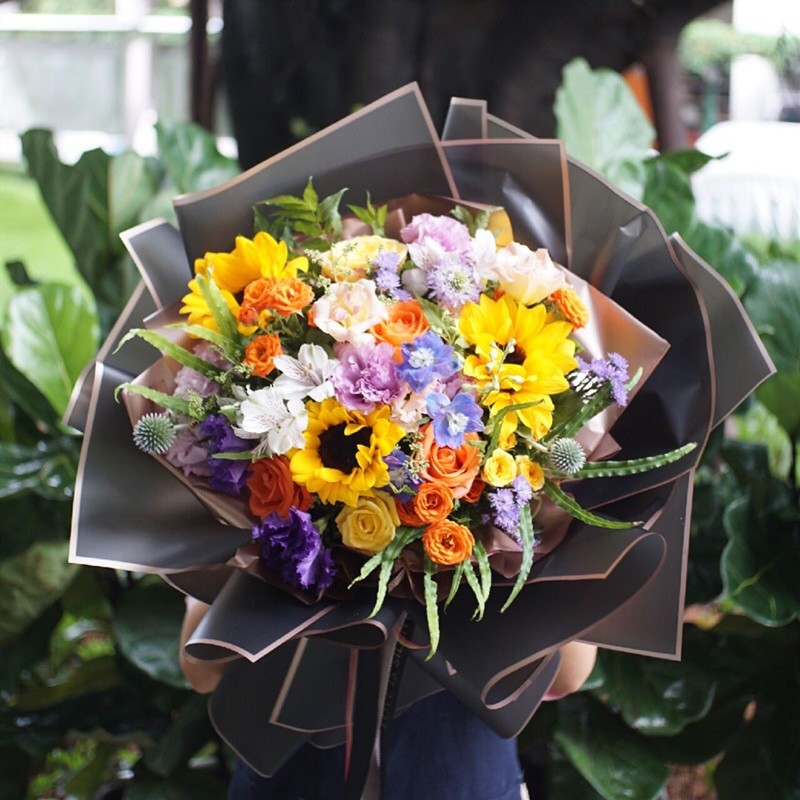 Guldkantet mat blomsterindpakningspapir