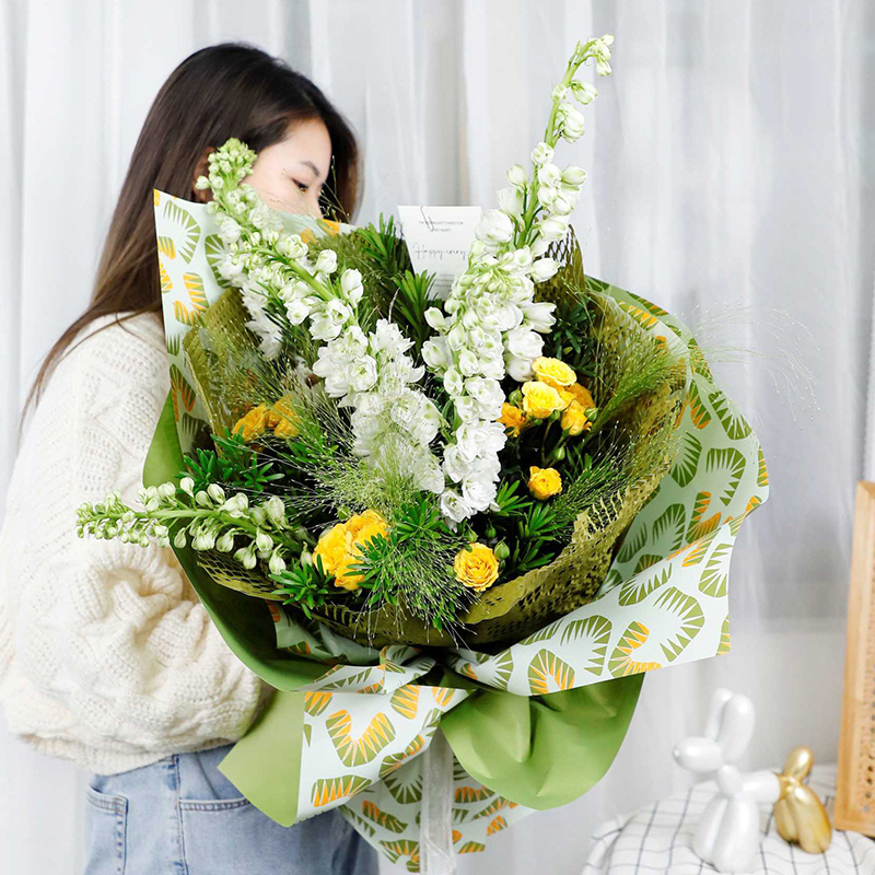 Seks lysfarvede bladmønstrede blomsterindpakningspapir
