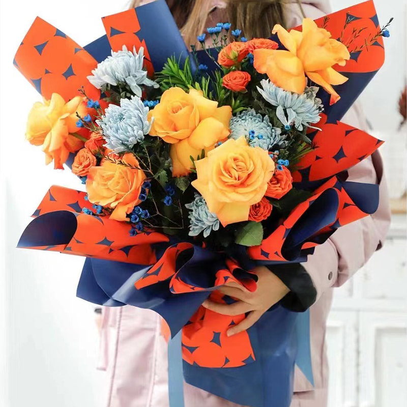 Tofarvet indpakningspapir med polkaprikkede blomster