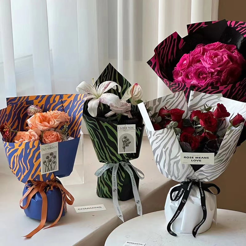 Zebra-print seks-farvet blomster indpakningspapir