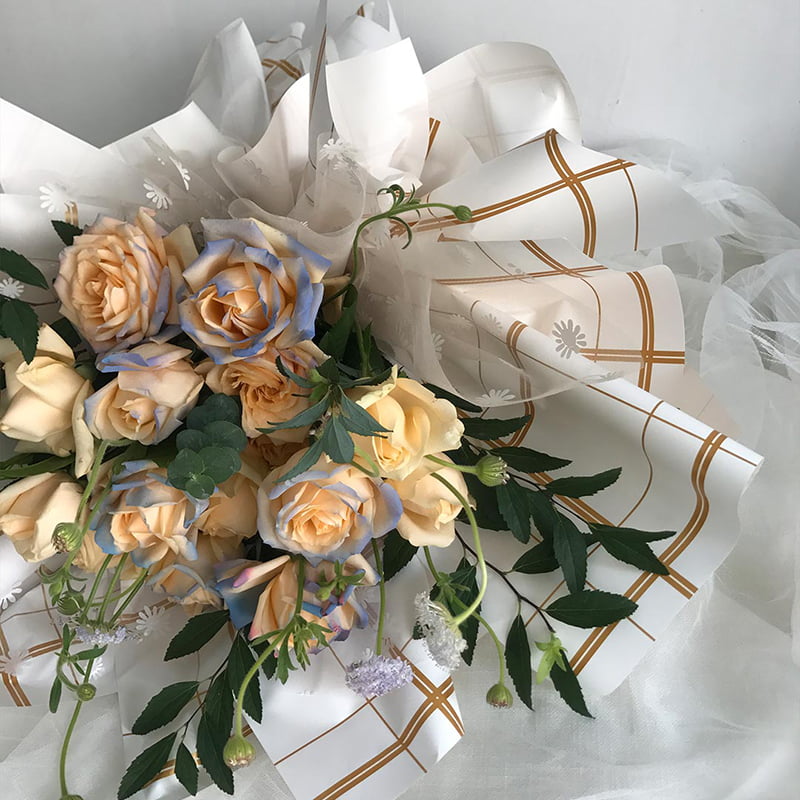 Ottefarvet ternet linje blomsterindpakningspapir