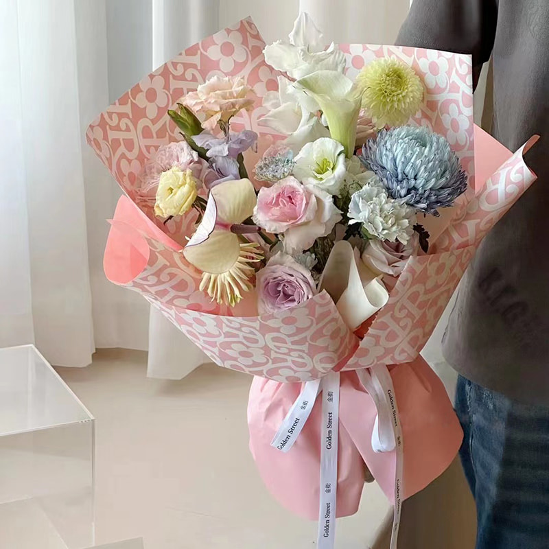 Blomsterindpakningspapir i mat film